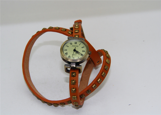 La cinghia di cuoio lunga rivetta gli orologi del braccialetto delle signore con colore di rame antico